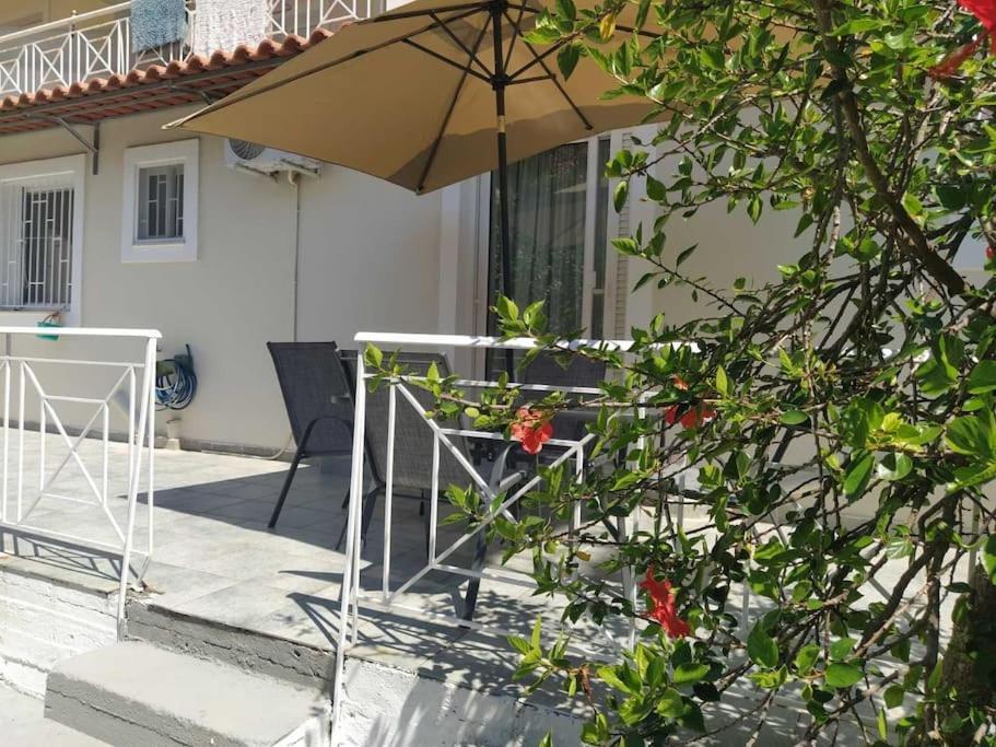 Παραλιακό Διαμέρισμα Με Αυλή Gythio Exterior foto