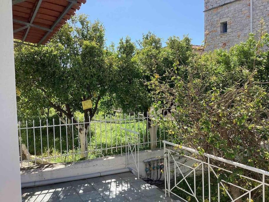 Παραλιακό Διαμέρισμα Με Αυλή Gythio Exterior foto
